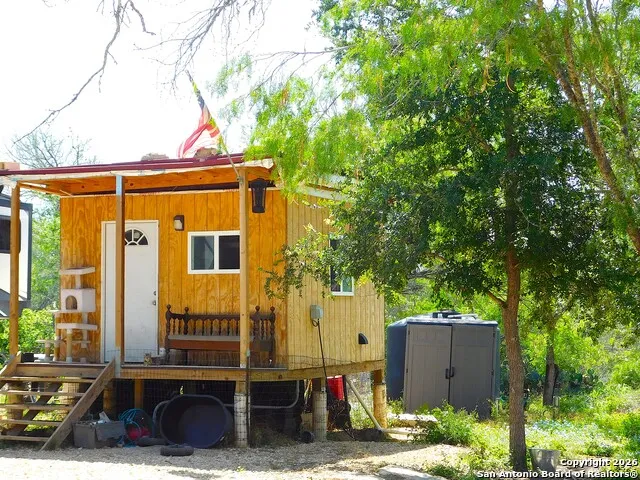 1590 McCauley Rd Floresville, TX 78114