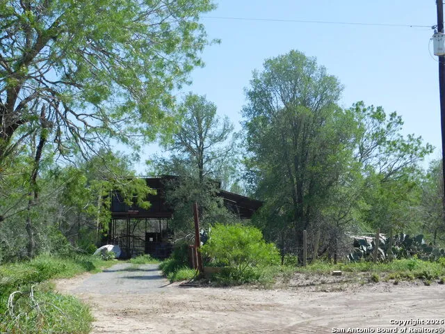1590 McCauley Rd Floresville, TX 78114