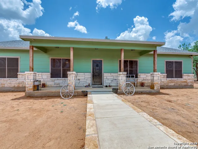 6451 Bluntzer Rd Jourdanton, TX 78026