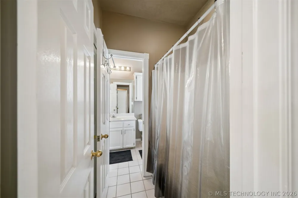 1406 NE Oakridge Drive Claremore, OK 74017