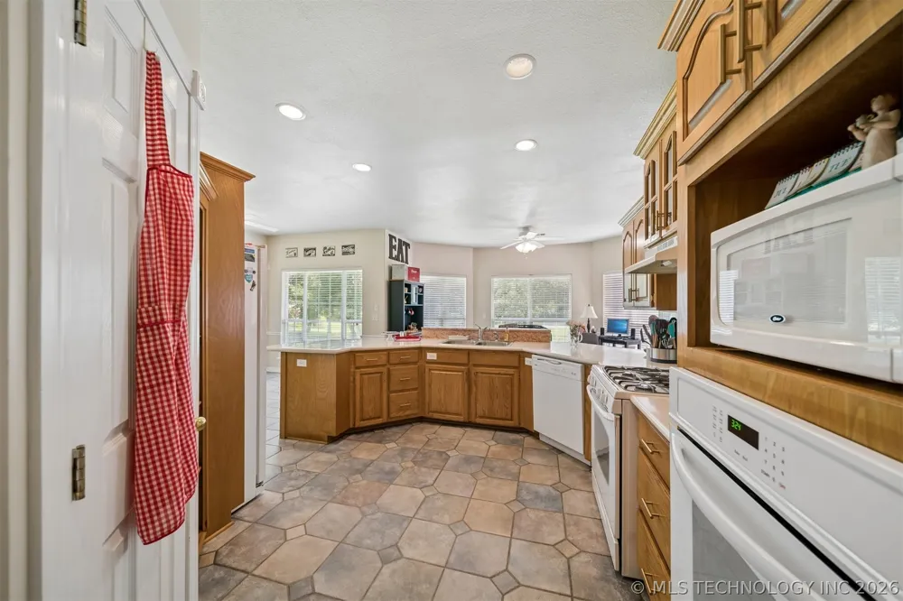 1406 NE Oakridge Drive Claremore, OK 74017