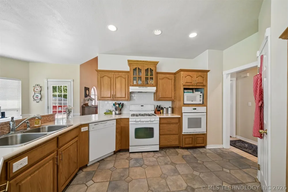 1406 NE Oakridge Drive Claremore, OK 74017