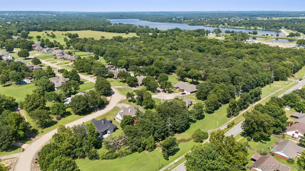 1406 NE Oakridge Drive Claremore, OK 74017