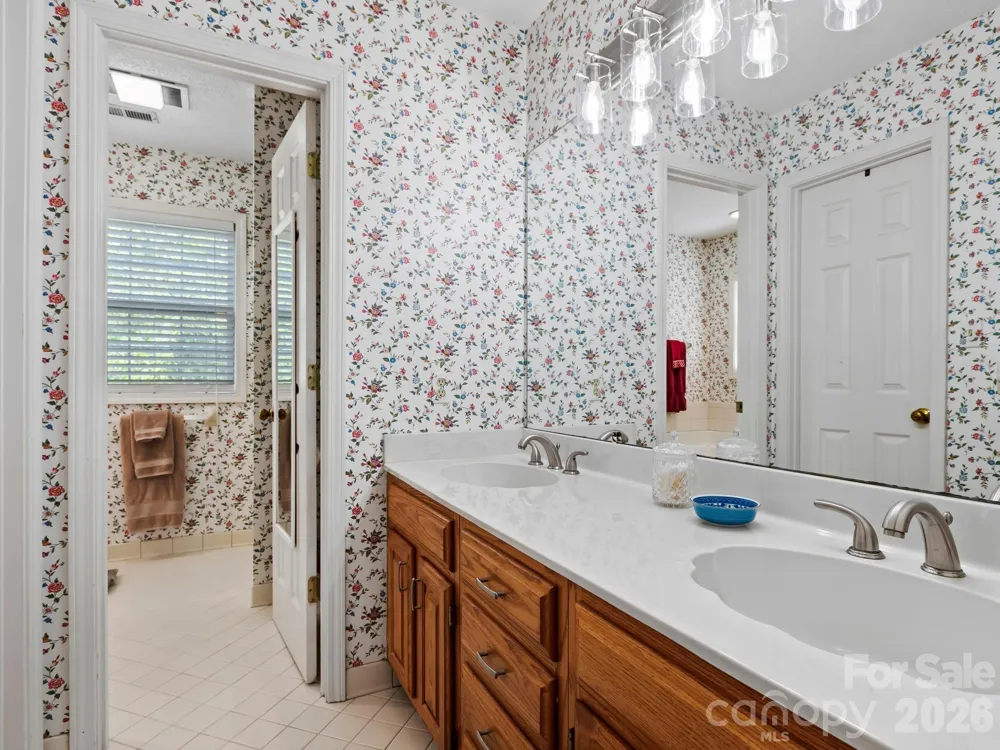 302 Shadecrest Lane Mills River, NC 28759