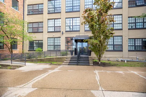 6533 E Jefferson Avenue #604