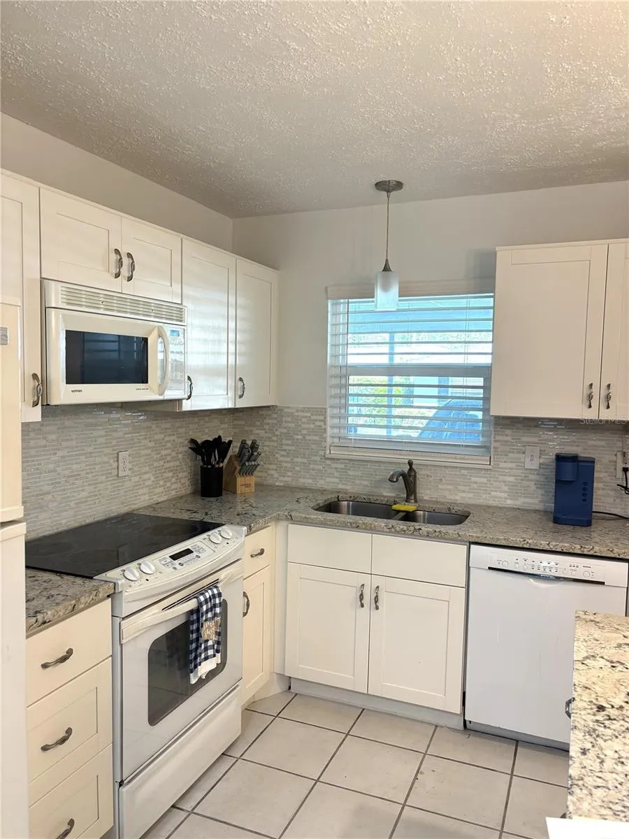 2115 9TH AVENUE W #6B Bradenton, FL 34205