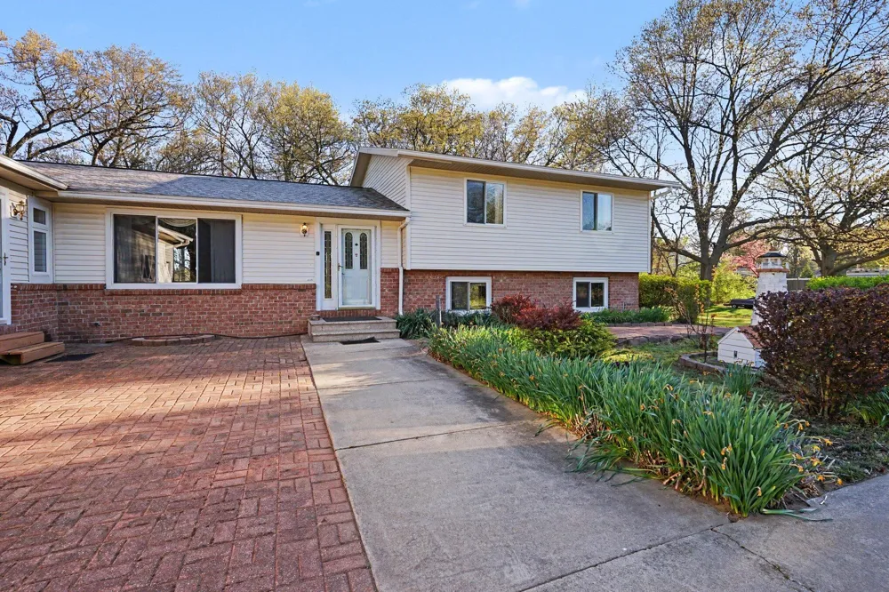 15378 Mcleans Spring Lake, MI 49456