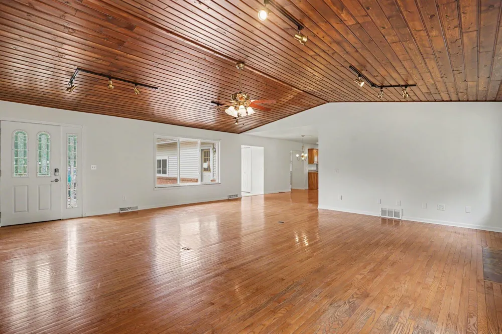 15378 Mcleans Spring Lake, MI 49456