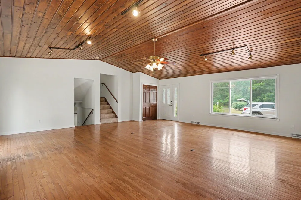 15378 Mcleans Spring Lake, MI 49456