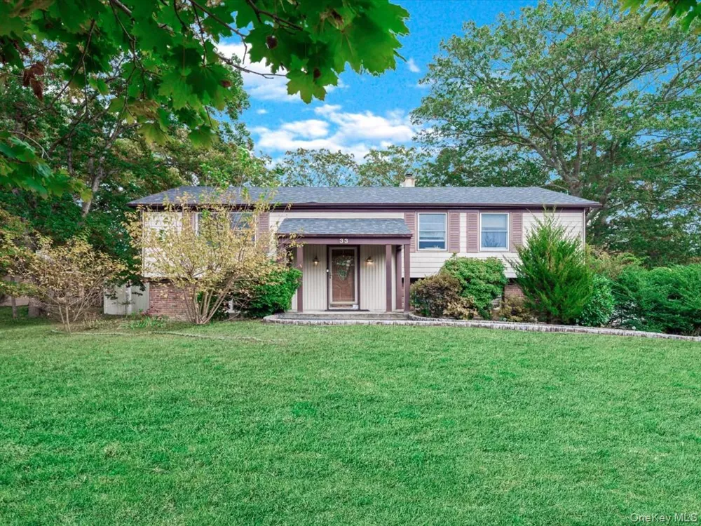 33 Winside Lane Coram, NY 11727