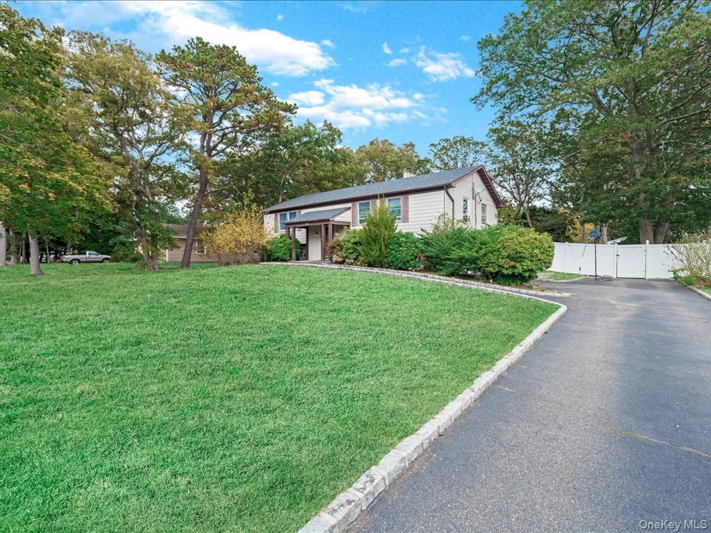 33 Winside Lane Coram, NY 11727
