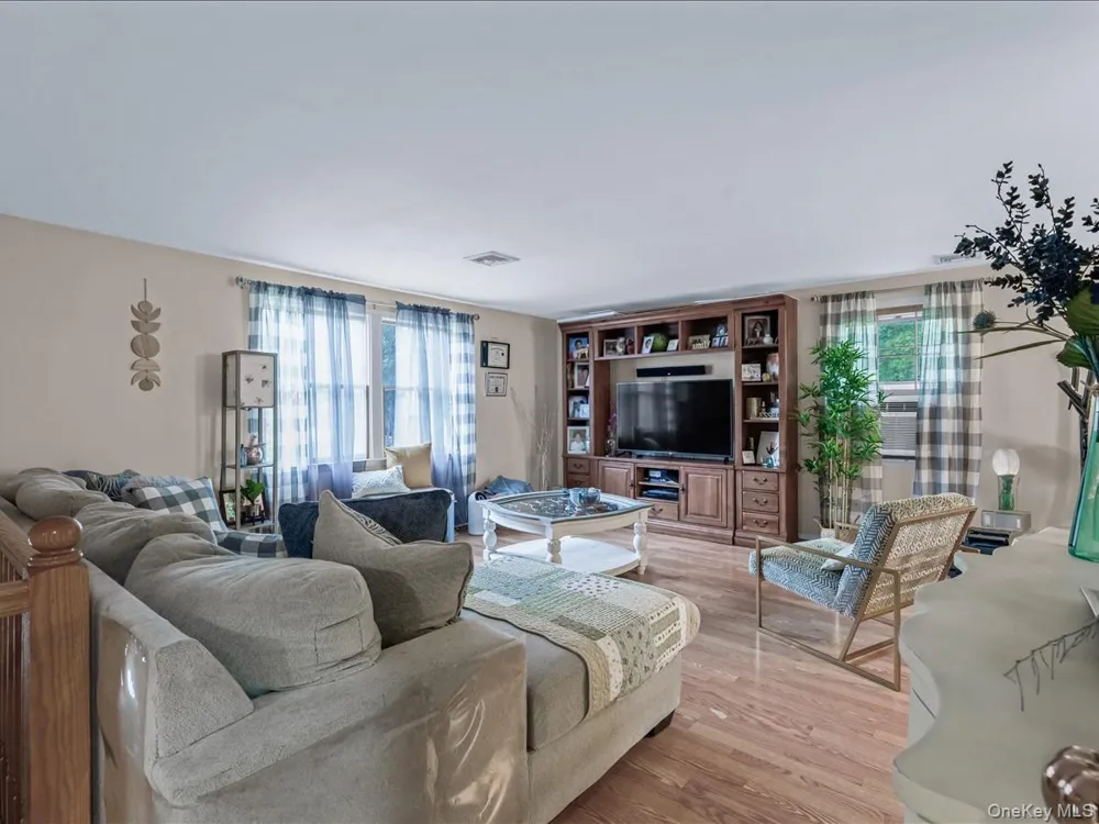 33 Winside Lane Coram, NY 11727