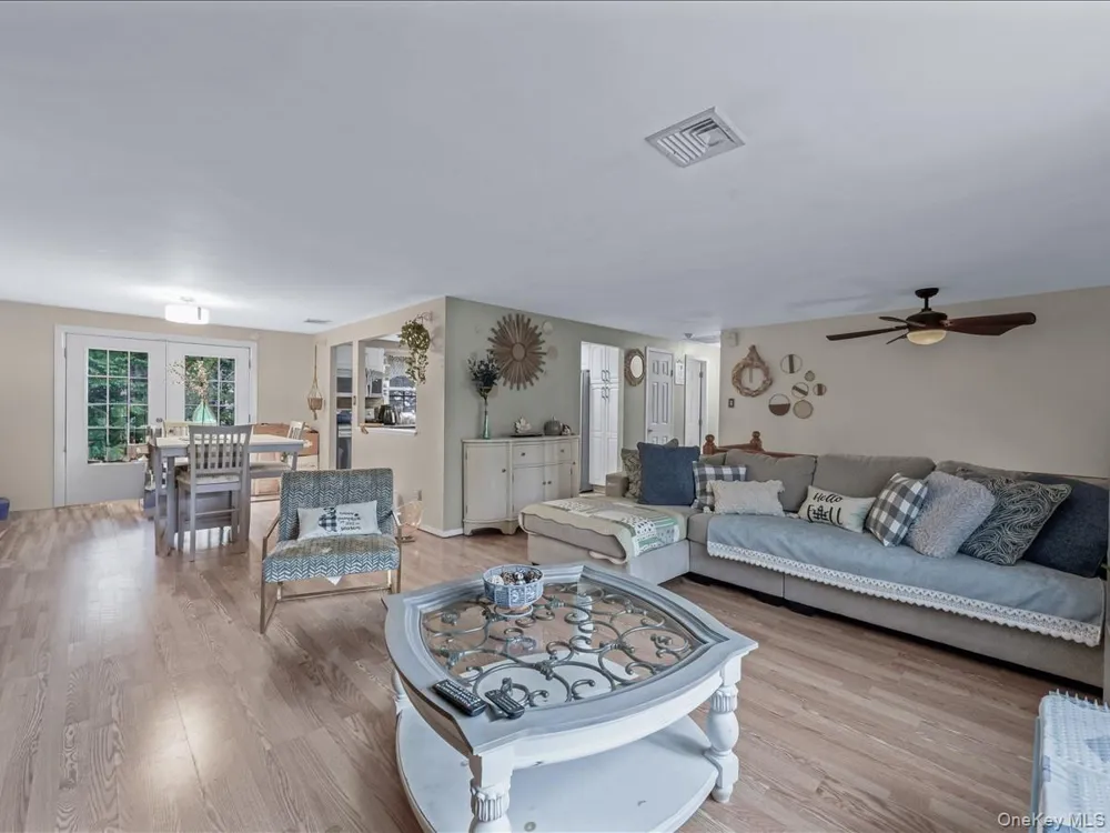 33 Winside Lane Coram, NY 11727