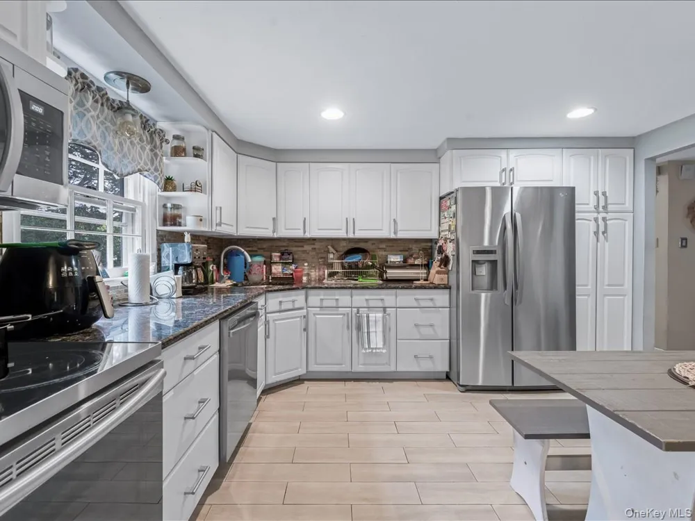 33 Winside Lane Coram, NY 11727