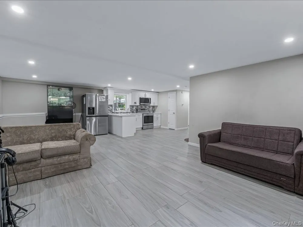33 Winside Lane Coram, NY 11727