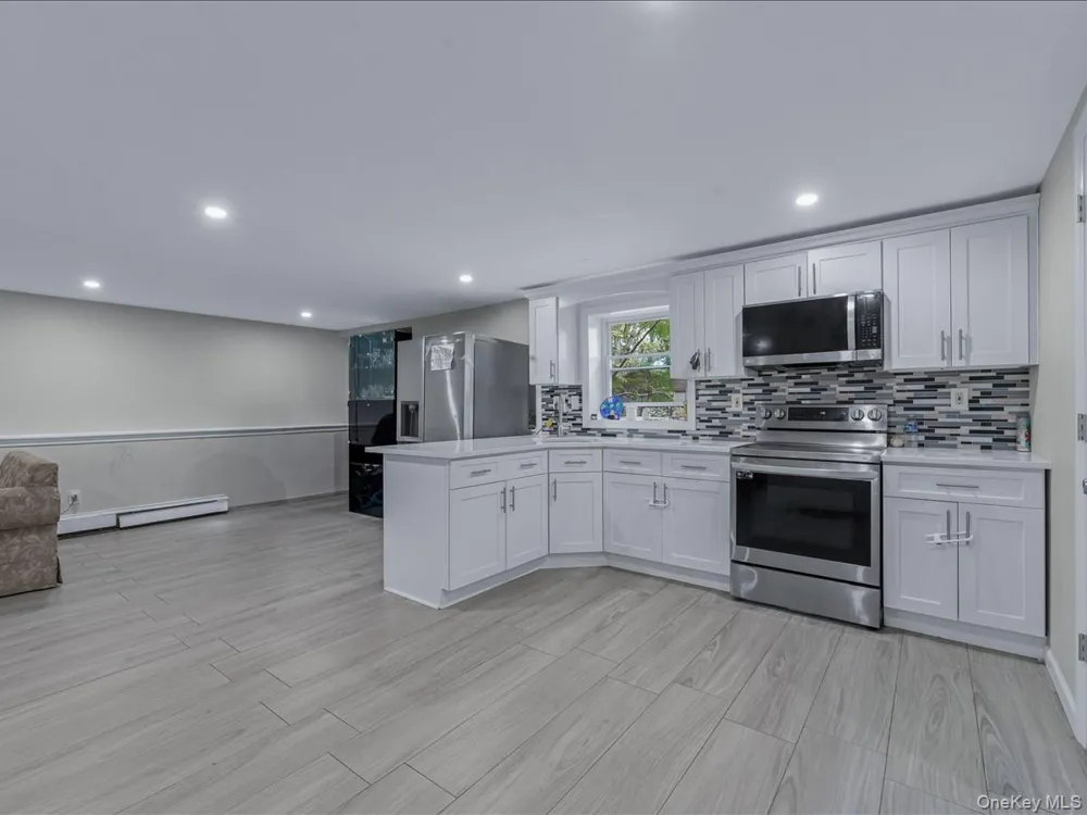 33 Winside Lane Coram, NY 11727