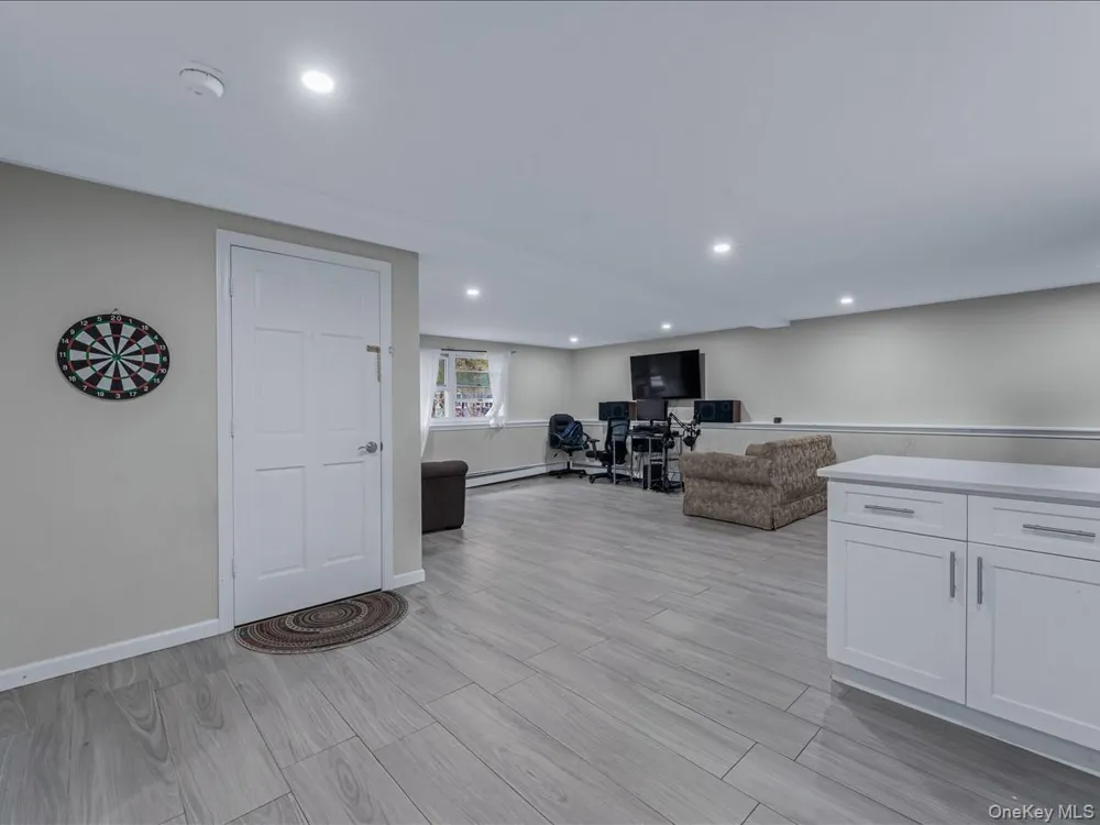 33 Winside Lane Coram, NY 11727