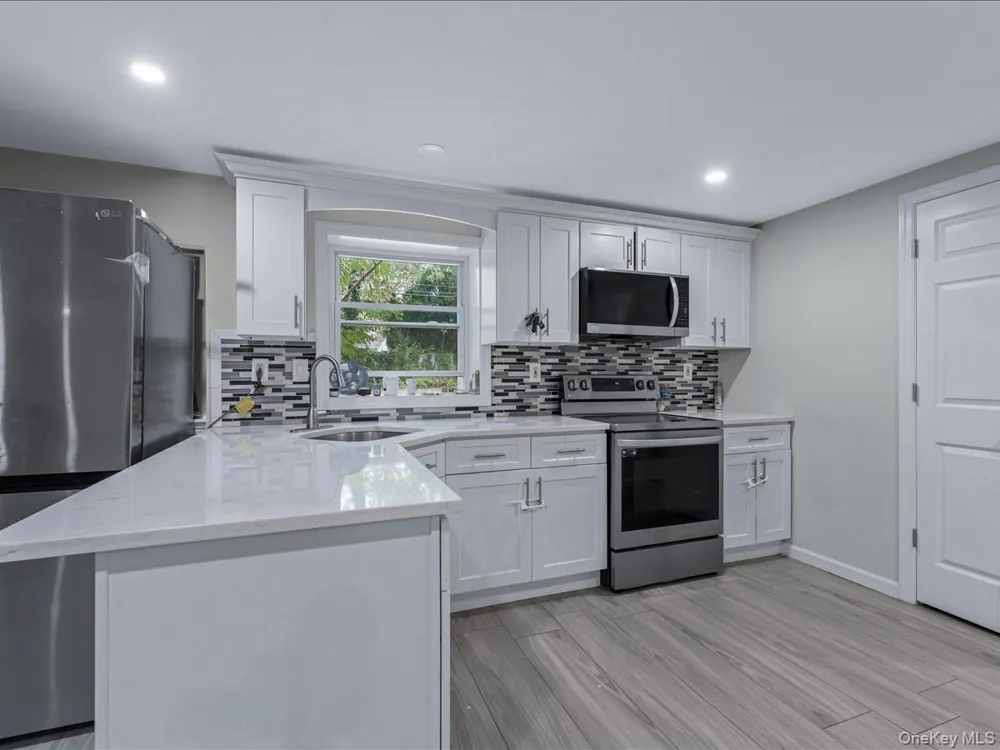 33 Winside Lane Coram, NY 11727