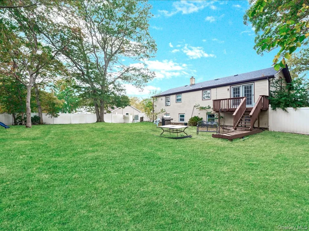 33 Winside Lane Coram, NY 11727