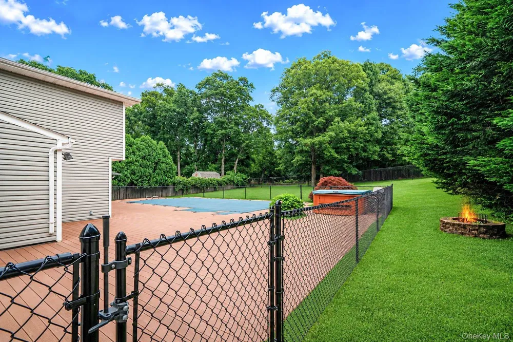 35 Scout Trail Ridge, NY 11961