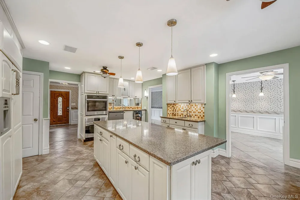 35 Scout Trail Ridge, NY 11961