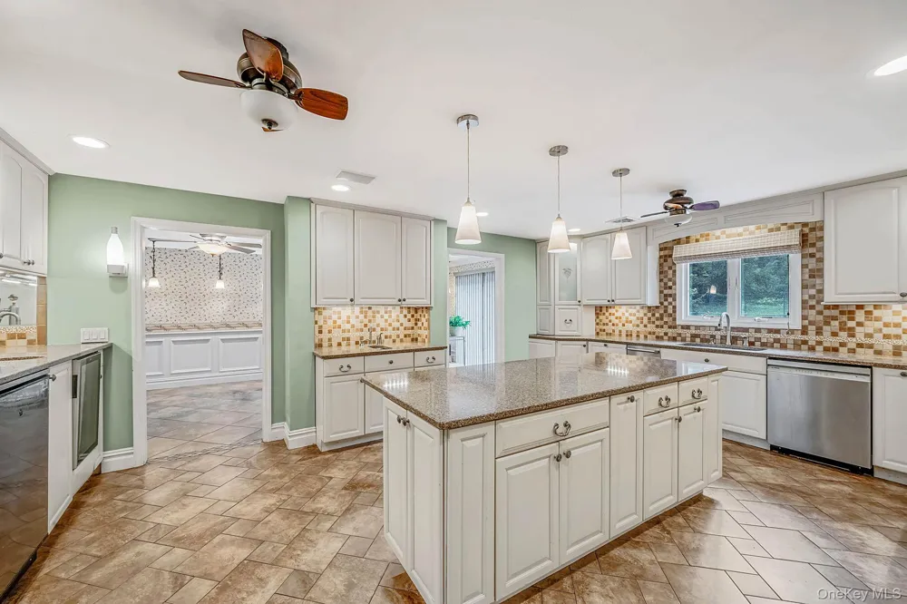 35 Scout Trail Ridge, NY 11961