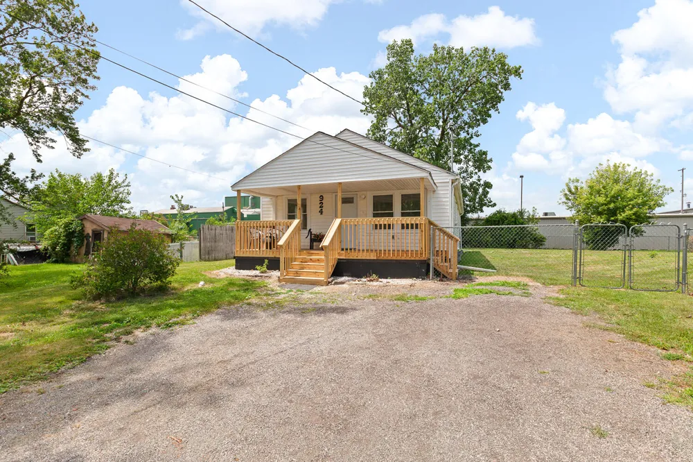 924 Oak Street Adrian, MI 49221