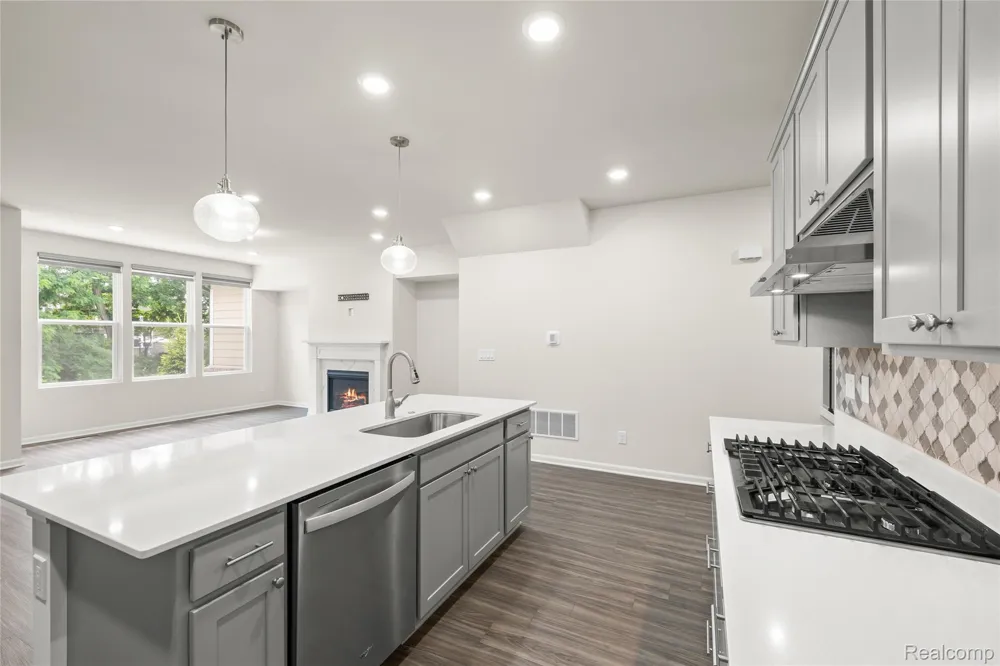 208 Addison Circle Commerce Charter Township, MI 48390