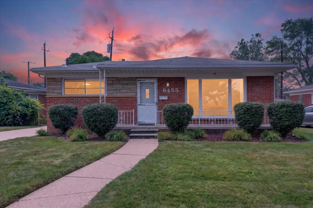 8455 Rockland Street Dearborn Heights, MI 48127