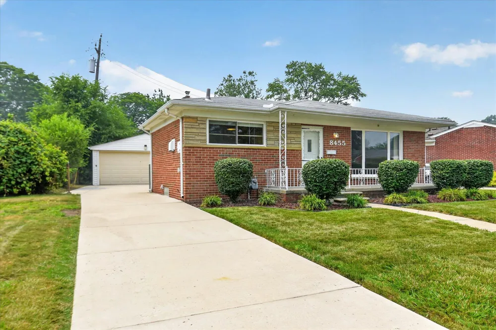 8455 Rockland Street Dearborn Heights, MI 48127