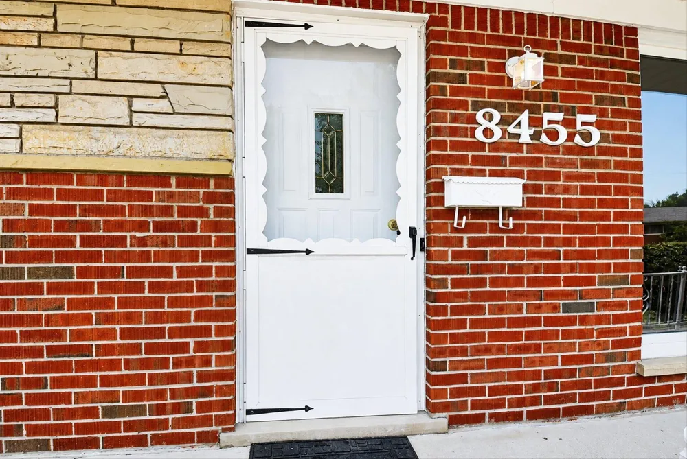 8455 Rockland Street Dearborn Heights, MI 48127