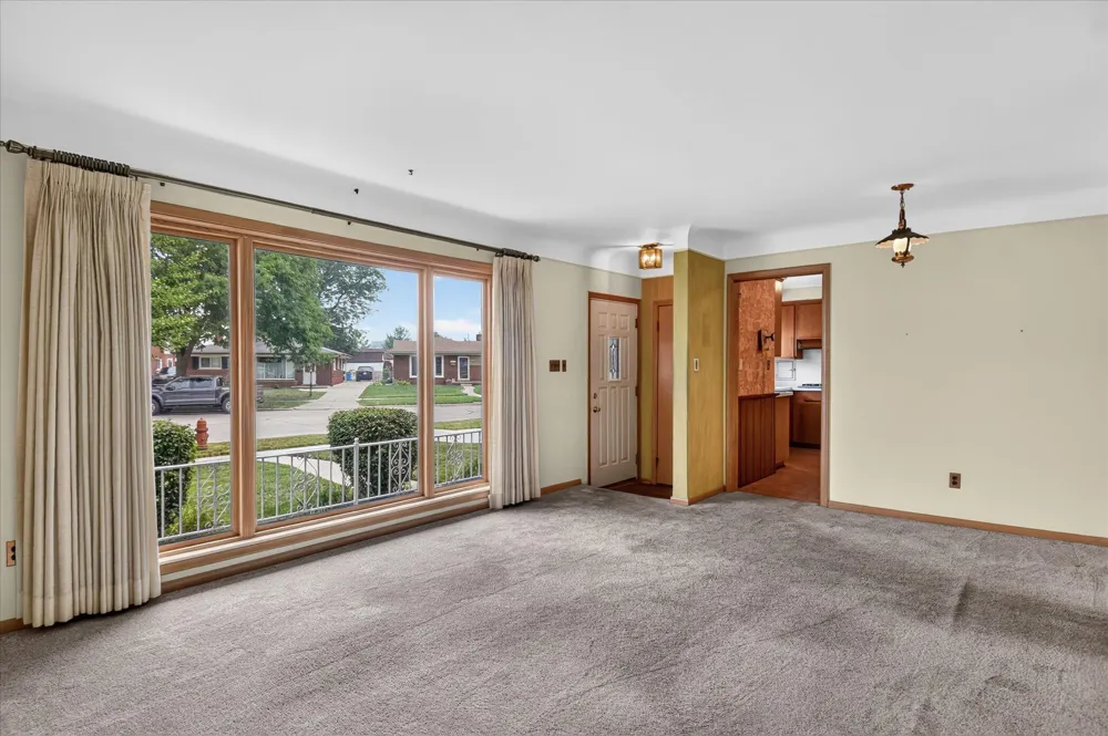 8455 Rockland Street Dearborn Heights, MI 48127