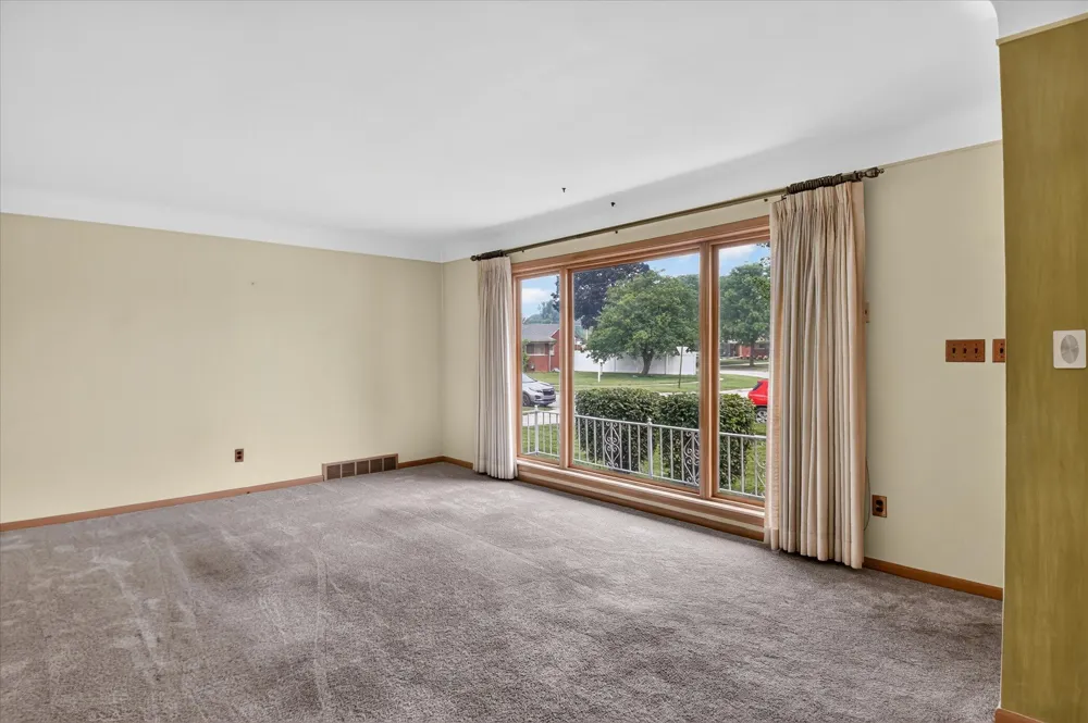 8455 Rockland Street Dearborn Heights, MI 48127