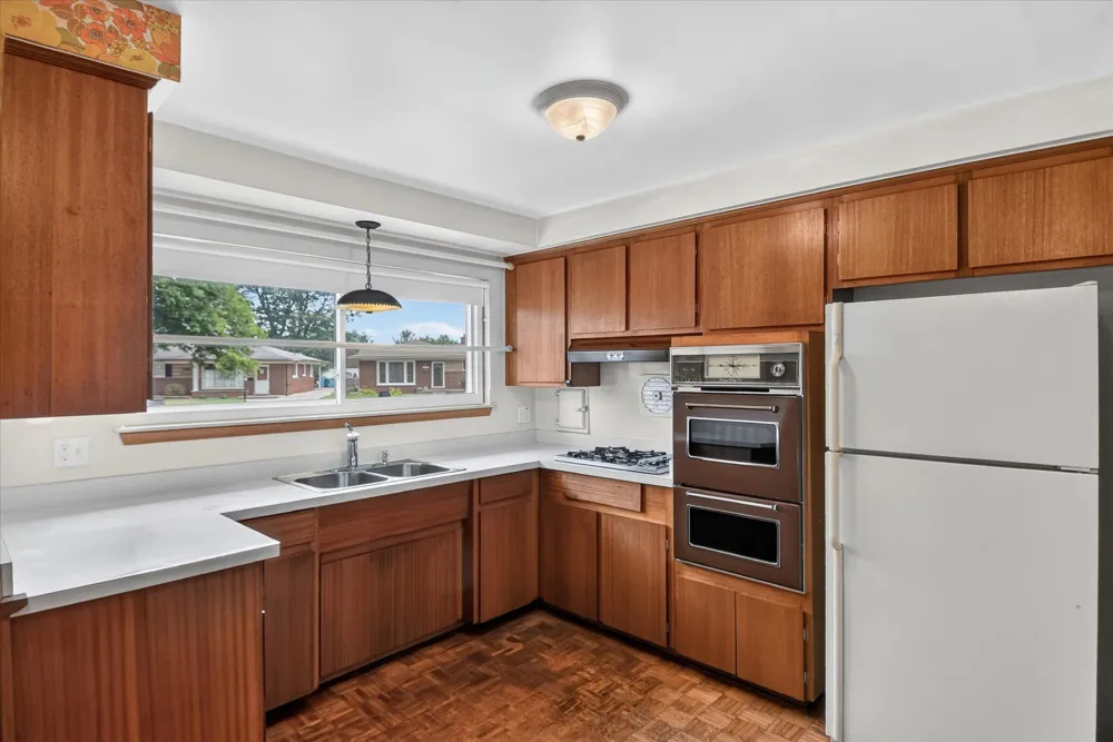 8455 Rockland Street Dearborn Heights, MI 48127