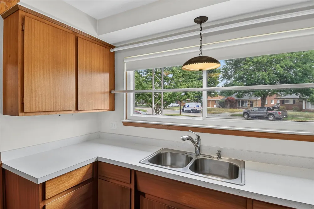 8455 Rockland Street Dearborn Heights, MI 48127