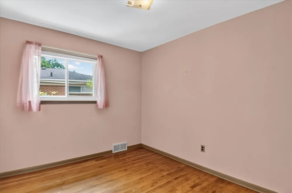 8455 Rockland Street Dearborn Heights, MI 48127