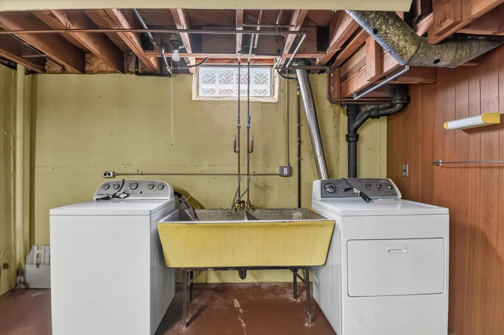 8455 Rockland Street Dearborn Heights, MI 48127