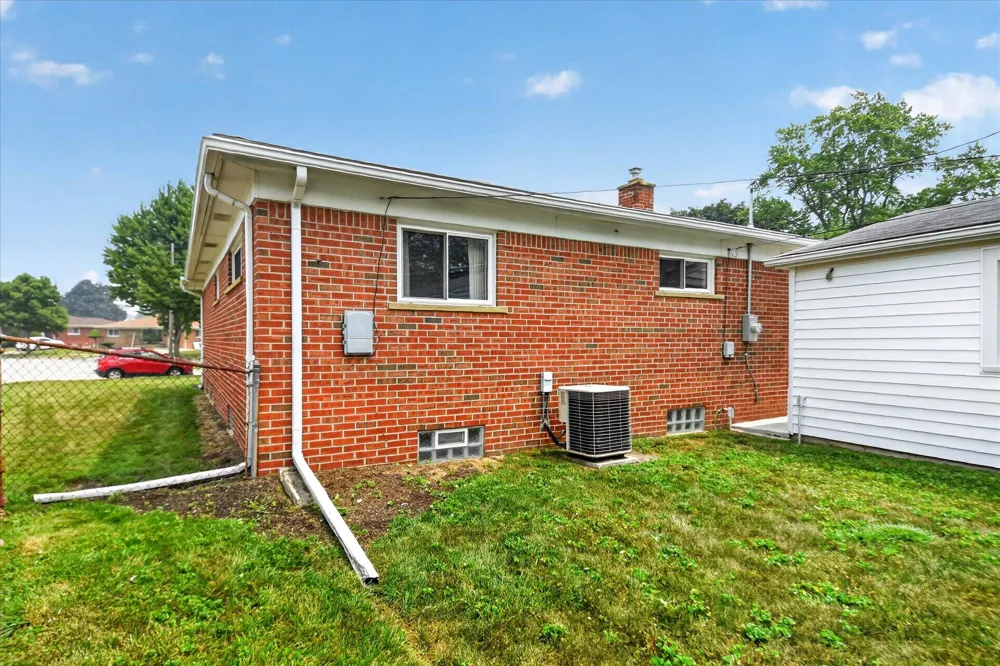 8455 Rockland Street Dearborn Heights, MI 48127