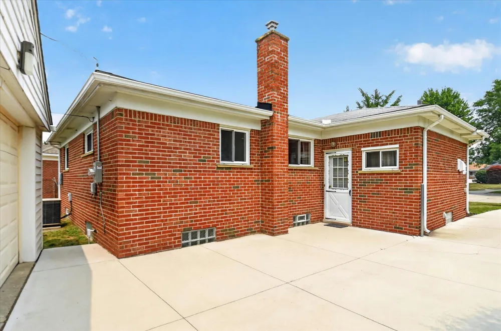 8455 Rockland Street Dearborn Heights, MI 48127