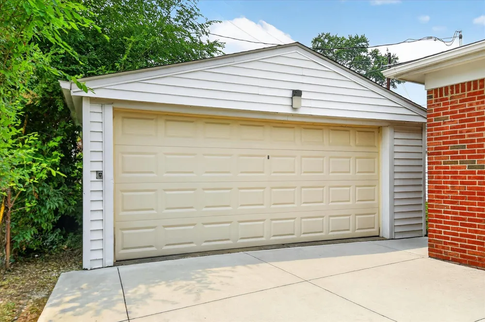8455 Rockland Street Dearborn Heights, MI 48127
