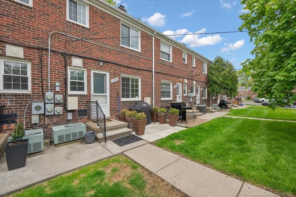 22959 Gary Lane St Clair Shores City, MI 48080