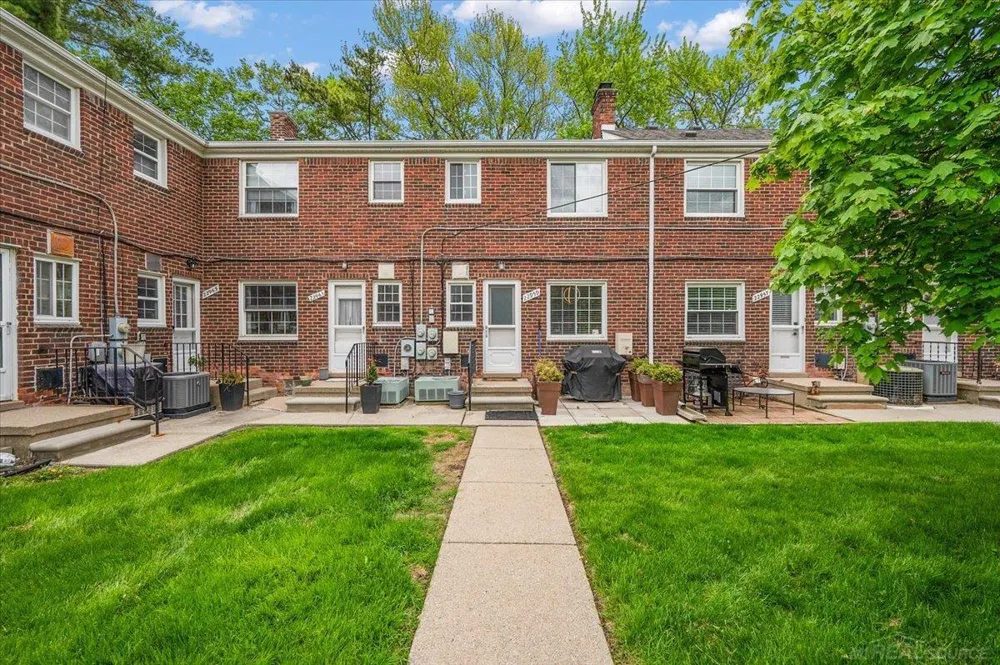 22959 Gary Lane St Clair Shores City, MI 48080