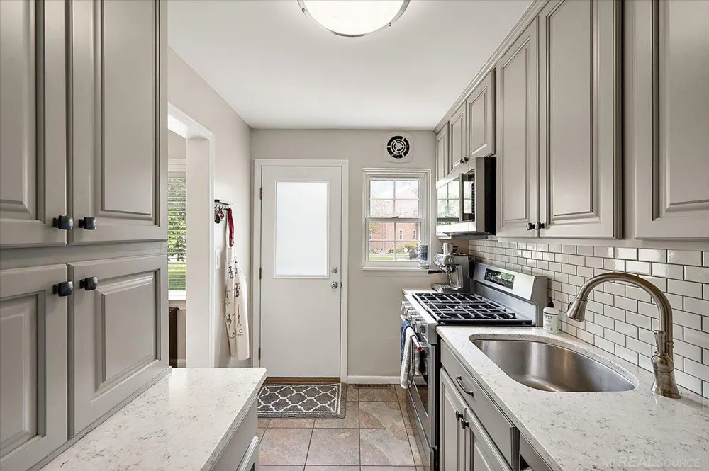 22959 Gary Lane St Clair Shores City, MI 48080