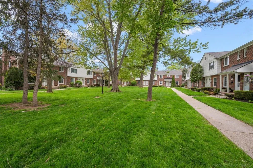 22959 Gary Lane St Clair Shores City, MI 48080
