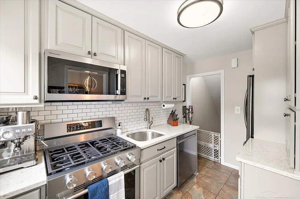 22959 Gary Lane St Clair Shores City, MI 48080