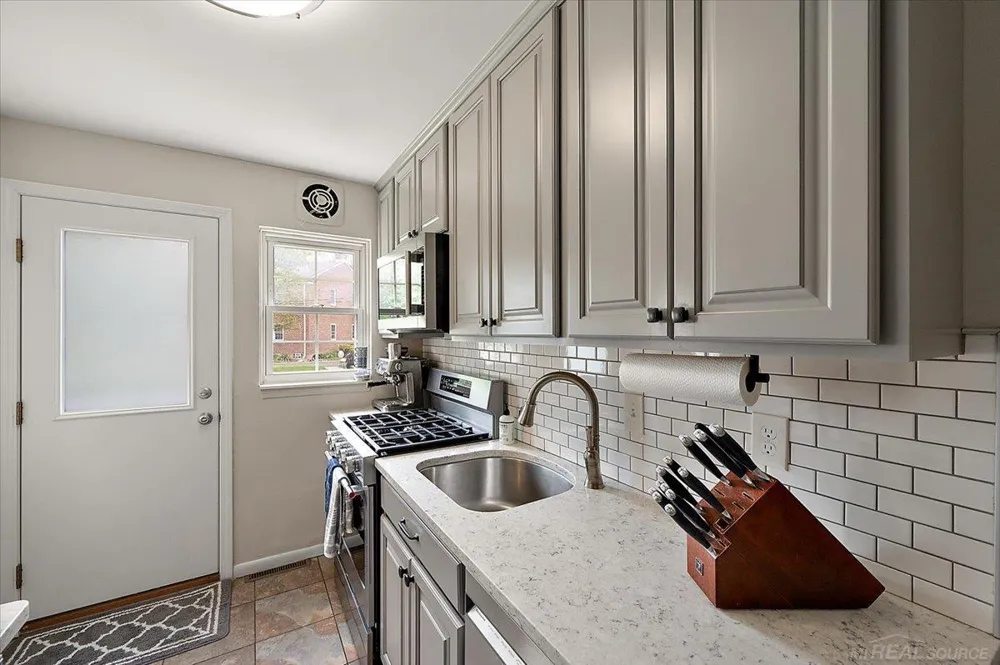 22959 Gary Lane St Clair Shores City, MI 48080