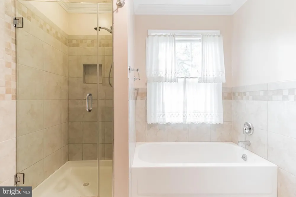 48 STONEHURST COURT Chesterbrook, PA 19087