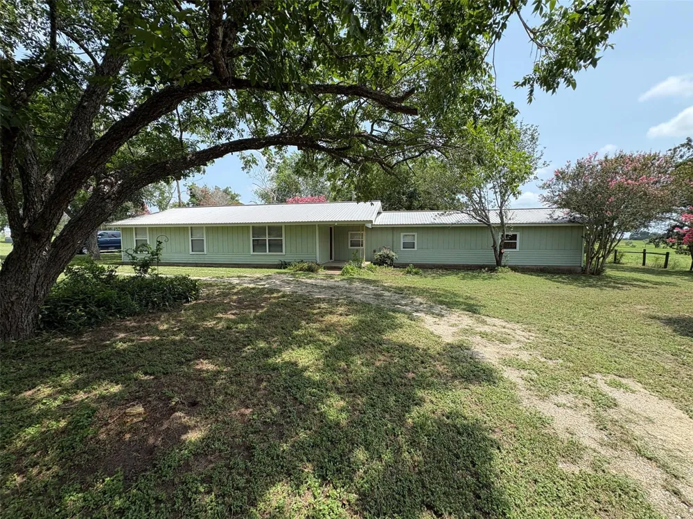1466 Cr 253 Weimar, TX 78962