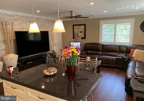15 KRESSON ROAD #UPPER