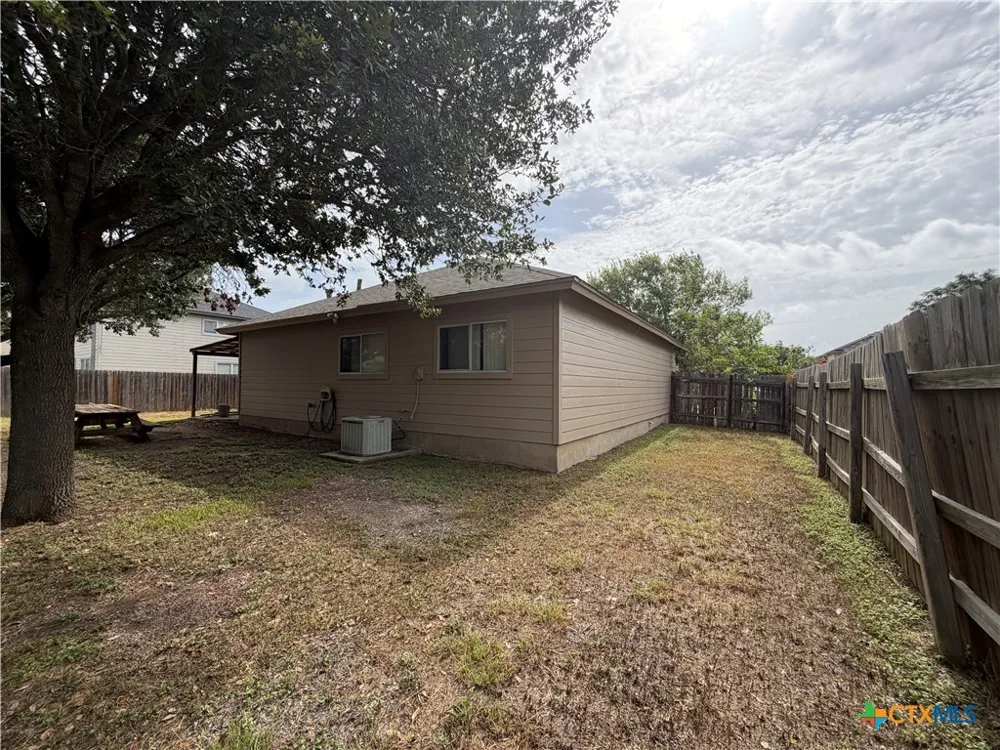 3406 Sante Fe Trail Seguin, TX 78155